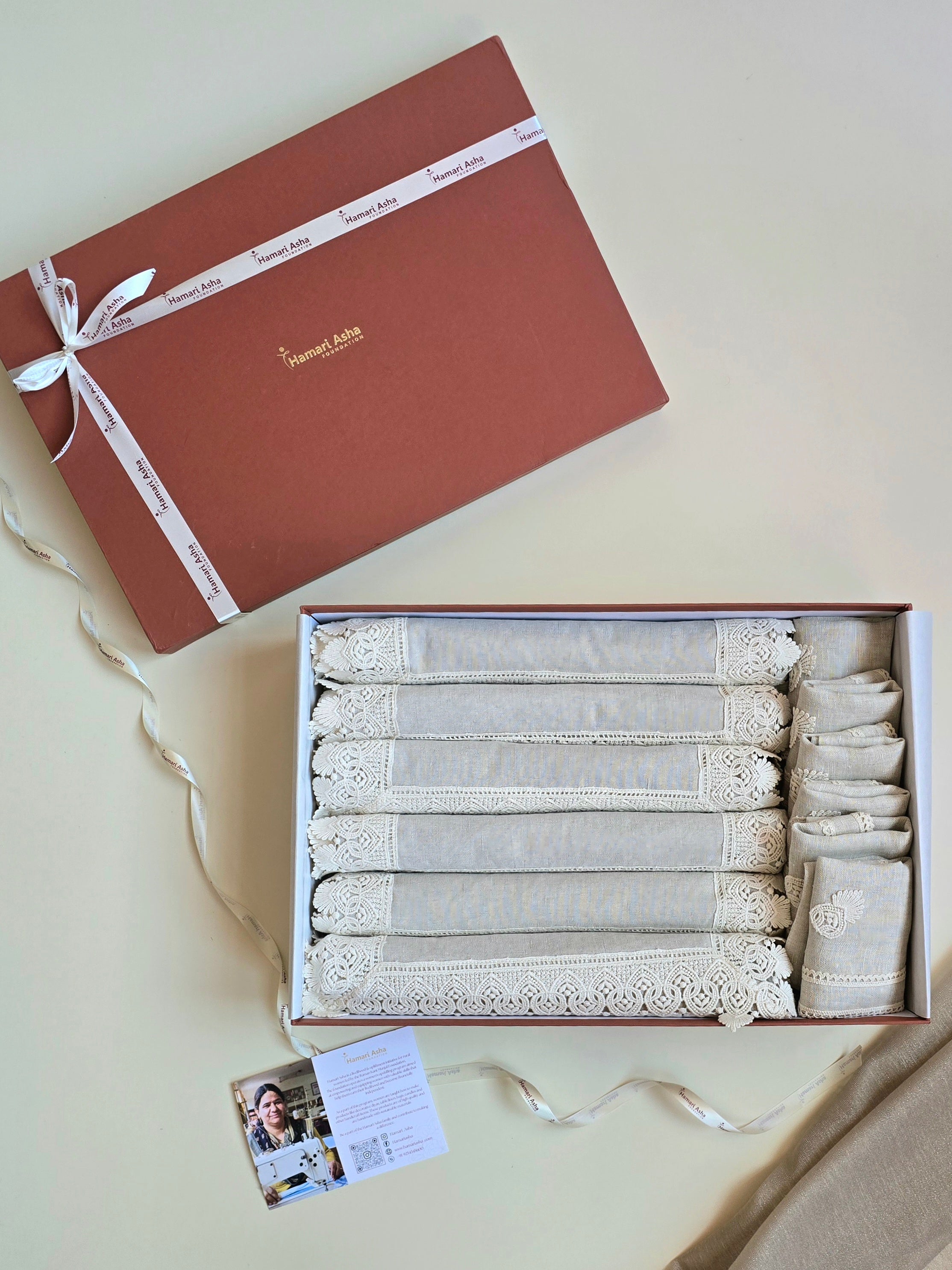 Beige broad lace table setting hamper
