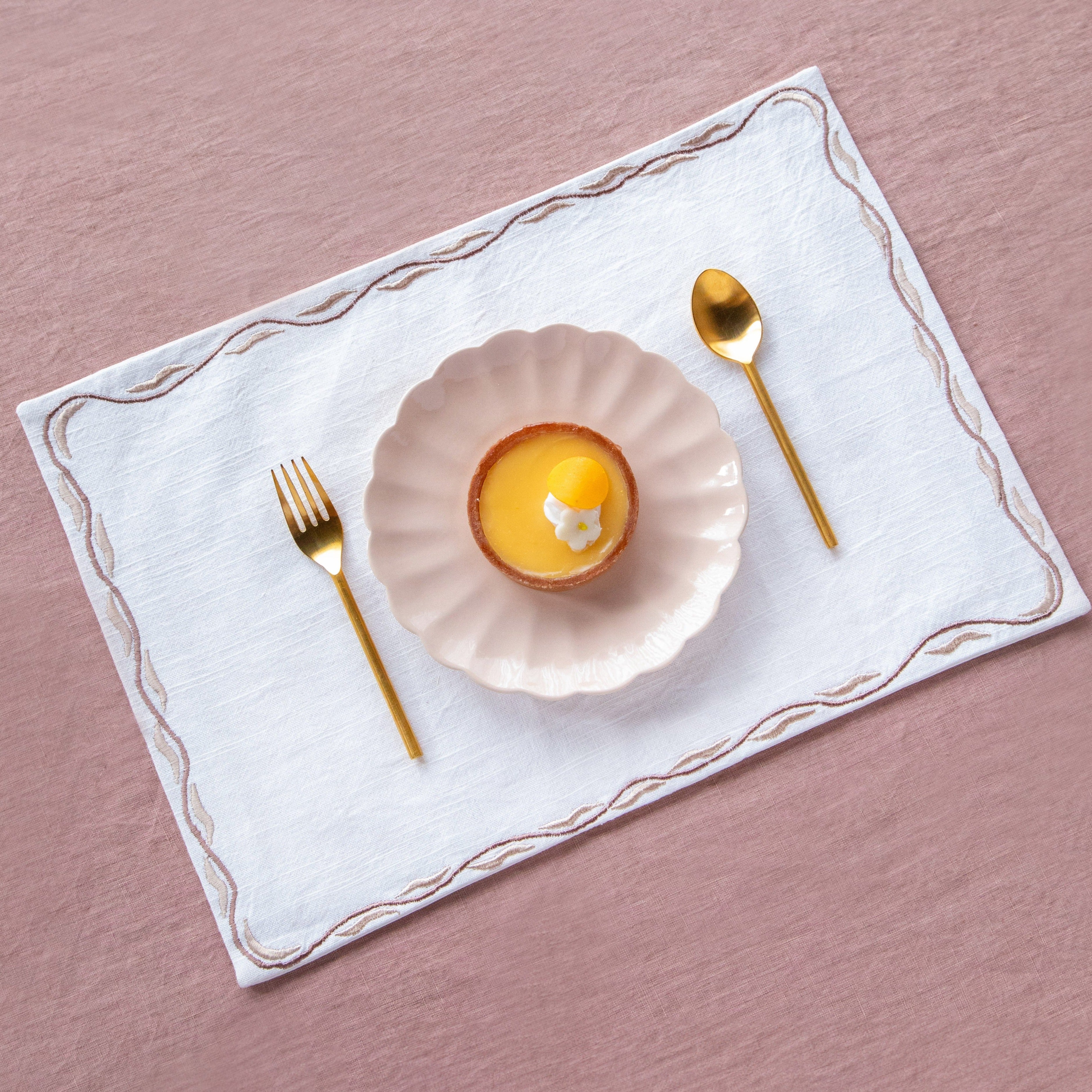 White with natural Shades Table Mat