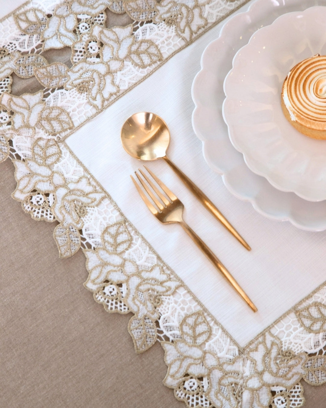 Floral White & Gold Table Mat