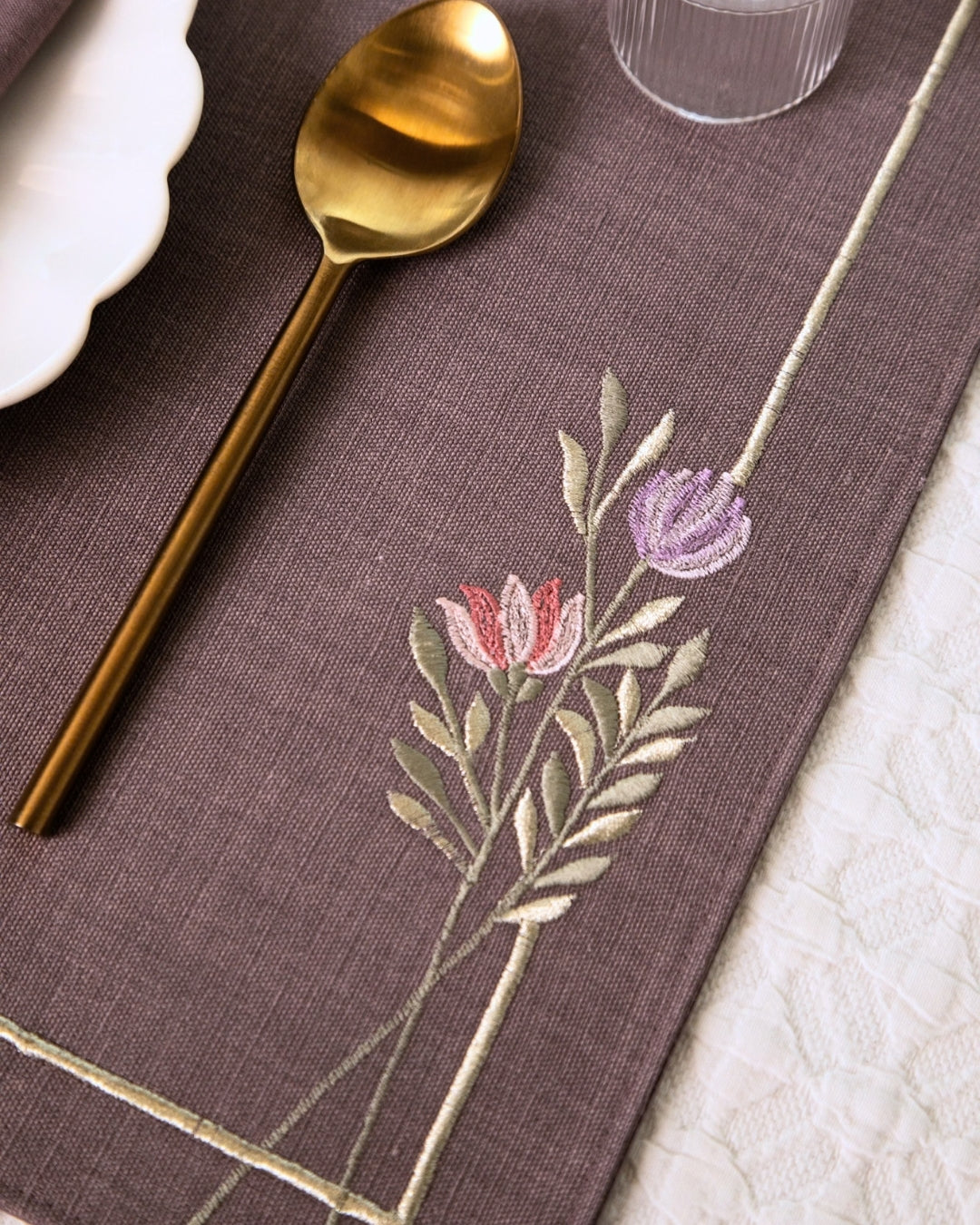 Mauve Embroidered Tulip Table Linen Set