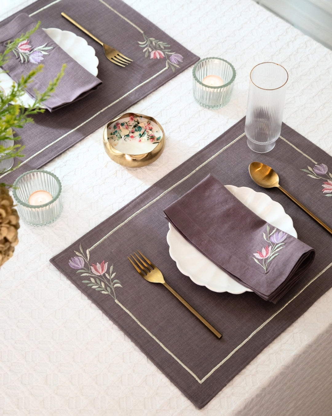 Mauve Embroidered Tulip Table Linen Set